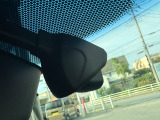純正のドライブレコーダーを搭載しております。事故だけでなくあおり運転の状況も映像で記録することで万が一のリスクに備えることができます。
