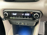 オートエアコン付きなので一度、気温を設定すれば自動的に過ごし易い温度に調整してくれますよ。 車内をいつでも快適空間にしてくれます。
