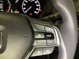 【クルーズコントロール】設定した速度を自動で維持し、ドライバーの運転負荷を軽減する支援機能です。長距離走行時の疲労を抑えるだけでなく、速度の安定による燃費向上も期待できます。