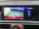 車両後方の映像を映すバックモニター。進路を確認しながら安全に車庫入れできます。