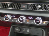 【オートエアコン】車内温度を感知して自動で温度調整をしてくれるのでいつでも快適な車内空間を創り上げます!どの席に座っても快適なドライブが楽しめます♪