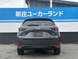 安定感のあるワイドなフォルムが魅力。シャープなテールランプと立体的なバンパーが、都会的でスポーティな印象を与えます。後続車にも強い個性をアピールします。