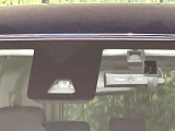 【スマートアシスト】走行中に前方の車両等を認識し、衝突しそうな時は警報とブレーキで衝突回避と被害軽減をアシスト。より安全にドライブをお楽しみいただけます。