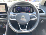マルチファンクションスイッチつきの本革巻きステアリングは、より安全な長時間ドライブをサポートします。パドルシフトも装備されていますので、直感的にマニュアルシフト操作も可能です。