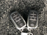 スマートキー2本付き!キーをポケットやカバンに入れておくだけでドアの施錠・開錠やエンジンスタートの操作が簡単です!