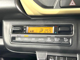 【オートエアコン】一度お好みの温度に設定すれば、車内の温度を検知し風量や温度を自動で調整。暑い&hellip;寒い&hellip;と何度もスイッチ操作をする必要はありません。快適な車内空間には必須の機能ですね♪