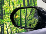 【ブラインドスポットモニター】走行中、ドアミラーの死角になりやすい箇所に後続車が接近するとサイドミラーのレンズに警告を表示!ドライバーに注意喚起をしてくれます。