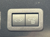 【パワーバックドア】スマートキーや運転席のボタンを押すだけでリアゲートが自動で開閉します!荷物を持っている時や、高い位置にあるバックドアを閉める際に便利な機能です♪