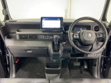 ドライバーを包み込むように、ディスプレーやスイッチ、コンソールを配置。座った瞬間から運転への期待が!空間そのものの心地よさにこだわっています。