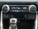 左右独立温度コントロールフルオートエアコンです。運転席、助手席それぞれで独立して温度設定ができます。冷え性の方が乗っても安心ですね♪