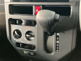 中古車選びで意外と見落としがちなポイントが、シフトレバー周辺の状態です。今回掲載している画像では、操作部分の使用感をはじめ、パネルの傷や擦れ、ボタン類の動作跡など、確認していただけます。