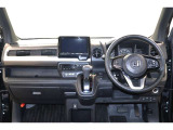 操作性に優れた運転席となります!小物入れや各ボタンの配置にこだわり、使いやすいです!座り心地もよく視認性も良好なのでロングドライブもお任せ下さい!