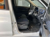 運転席、助手席です。座面も広くゆったりと座れてアームレストも付いているので重宝します。