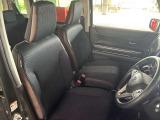 運転席の画像です。足元やシートまわりに余裕があり、リラックスした姿勢で運転が可能です。視界も良好で操作系へのアクセスもしやすく、快適で安心感のあるドライブをサポートします。