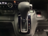 CVT車のセレクトレバーです。低速から高速まで、変速ショックのないスムーズな走りを実現するとともに、エンジン効率のよい領域を維持することで燃費にも貢献します。
