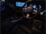 BMWの運転席はドライバーオリエンテッドという構造を採用。ドライバー目線の操作がしやすい設計になっており、ドライブ中にも目線の移動が少なく運転中にも簡単に操作ができます。