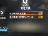 ブレーキペダルと間違えてアクセルペダルを踏み込んだ場合、エンジン出力を抑制しブレーキを制御。壁や人との衝突回避をアシストします。