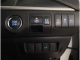 お車のキーはスマートキーです。キーを身につけた状態で車に近づき、ドアロックの解錠や施錠操作が出来ます。雨の日など両手がふさがっている時など、とっても便利ですね。