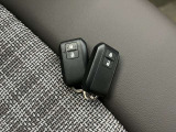 付いてて便利!とても人気の高い装備のスマートキーシステム。キーを携帯しているだけで、ドアロックの開閉並びにエンジンの始動が可能な装備です。