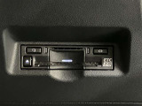 高速道路で便利な【ETC2.0】を装備しています。光ビーコン搭載で渋滞情報などナビゲーションと連動することで機能も充実いたします。他、観光施設に立ち寄るための高速料金割引サービス等もございます。