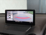 360度モニター搭載車ですので、低速時での不安を解消してくれます。この写真は右側はバックカメラですが、前進時にはフロントカメラにもなりますので歩行者や縁石なども確認することが可能です。