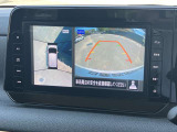駐車中のクルマを、上空から見下ろしているかのような映像にして日産オリジナルナビゲーション画面(またはインテリジェント ルームミラーのディスプレイ)に表示。ひと目で周囲の状況がわかるため、スムースに駐車