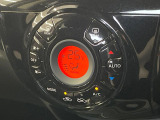 【オートエアコン】一度お好みの温度に設定すれば、車内の温度を検知し風量や温度を自動で調整。暑い&hellip;寒い&hellip;と何度もスイッチ操作をする必要はありません。快適な車内空間には必須の機能ですね♪