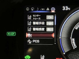 【レーンディパーチャーアラート】道路上の白線(黄線)をカメラで認識し、ドライバーがウインカー操作を行わずに車線を逸脱する可能性がある場合、ブザーとディスプレイ表示により注意を喚起サポートします。