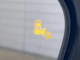 【ブラインドスポットモニター】走行中、ドアミラーの死角になりやすい箇所に後続車が接近するとサイドミラーのレンズに警告を表示!ドライバーに注意喚起をしてくれます。