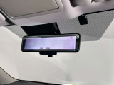 スマートルームミラーで後方の映像がルームミラーで確認できます。