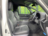 運転席まわりには十分なスペースがあり、大柄な方でもゆったり運転していただける環境です。