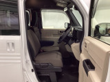 フィット感のあるシート。しっかりと支えてくれるので、長時間の運転を快適にサポートしてくれます。