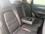 大切な友人を招きたくなる、落ち着きのある快適な後部座席です。A calm and cozy rear seat perfect for your friends.