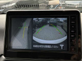 狭い道でのすれ違い、左側のガードレールや側溝が見えないと不安になりませんか?アラウンドビューモニターならバックカメラに加え、発進時に前方や周囲の確認、すれ違い時の助手席側下方の確認も出来て安心です♪