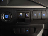 お車のキーはスマートキーです。キーを身につけた状態で車に近づき、ドアロックの解錠や施錠操作が出来ます。雨の日など両手がふさがっている時など、とっても便利ですね。