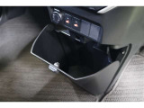 センタークラスターにはUSB充電器や様々な電気製品の電源供給ポートとしてアクセサリーソケットを装備。その下に、大型ボックス収納も備えています。取り外しが出来るのでダストボックスとして使用も便利ですよ。
