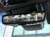 【デジタルインナーミラー(トヨタ)】車両後方カメラの映像をルームミラーに映すことが出来ます。 そのため、後席に人や荷物があって後方が見えづらい場合でもしっかり視界を確保することが出来ます。