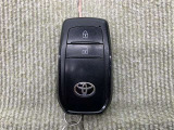 手荷物が多いときでも、スマートキーをバッグやポケットに携帯していれば、キーを取り出すことなくドアの解錠・施錠ができます