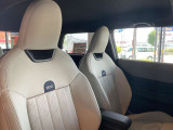 内装もキレイ!シートもあまり傷みがなく前オーナー様が大切にされていたお車ではないでしょうか。デザインも実用性も兼ね備えた作りなので意外と広い室内です。