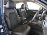 【清潔感のある運転席&助手席】隅々までクリーニングの行き届いた運転席&助手席。目立ったシミや汚れ等もございません。快適なドライブをどうぞ。
