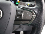 レーダークルーズコントロール(全車速追従機能付)が装備されています。高速道路で定速走行だけでなく、0km/hから約100km/hの広い範囲で先行車との車間距離を適切に保ちながら追従走行ができます。