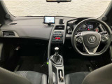操作性に優れた運転席となります!小物入れや各ボタンの配置にこだわり、使いやすいです!座り心地もよく視認性も良好なのでロングドライブもお任せ下さい!