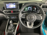 【ハンドル】運転にかかわる様々な操作を安全に行えるように視点移動が少なく操作性に配慮されたスイッチ類が凝縮されたコックピットです。