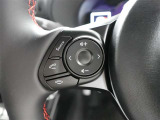 ステアリングスイッチ付き。手を離さずにさまざまな操作が可能です。