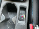 電動パーキングブレーキは、従来の足踏み式に比べ、しっかりと車をホールドしてくれるので安心です。女性の方には特に安心いただける装備です