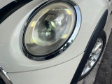 ●LEDヘッドライト:夜間走行時も良好な視界を確保し安心して運転できる高輝度LEDヘッドライトを装備!点灯速度が早く、消費電力も抑えられています。