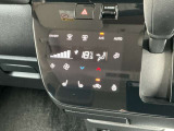 オートエアコン付き♪温度調整、風量調整も自動でしてくれますから、車内はいつも快適空間でございます!想像以上に便利な装備なんですよ☆
