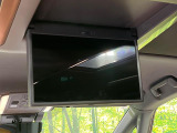 【14型有機ELフリップダウン】三列目からでも迫力のエンタメが観れる大画面フリップダウン。有機ELのモニターでは、一般的なフリップダウンよりも高コントラストでキレイな映像を楽しめます。