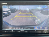 車庫入れ時に安心のバックカメラがついています。