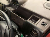 運転席アッパートレイ&小物入れ&ポストカードホルダーです。運転席前の収納が充実しています!